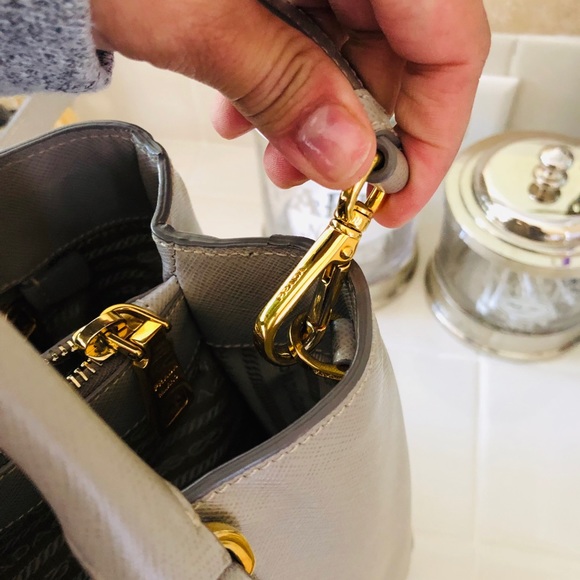 PRADA- Lux light grey BN1784 Single zip Saffiano - Picture 5 of 8